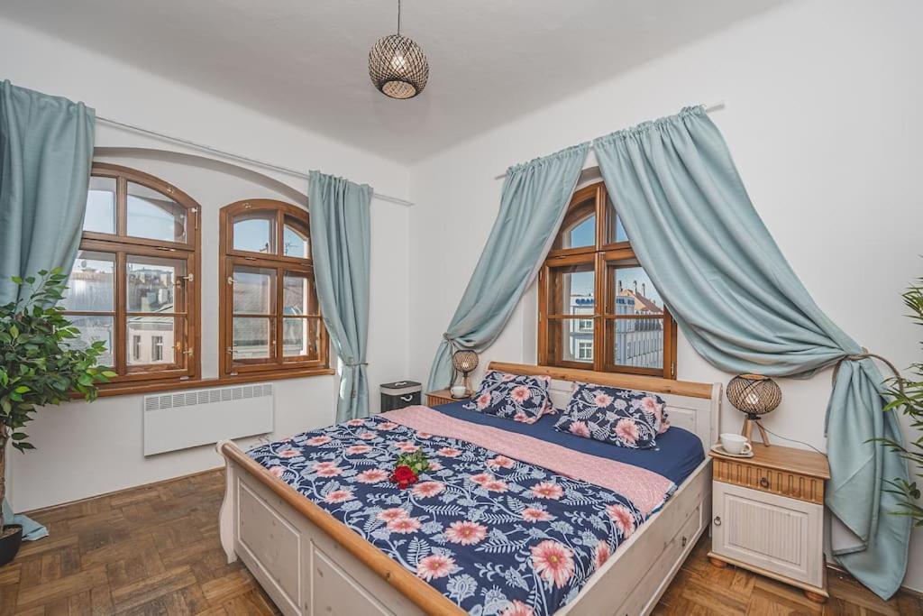 Carolina'S Romantic Apartment Hradec Kralove Exterior photo