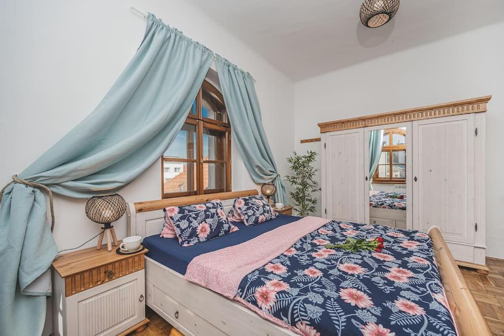 Carolina'S Romantic Apartment Hradec Kralove Exterior photo